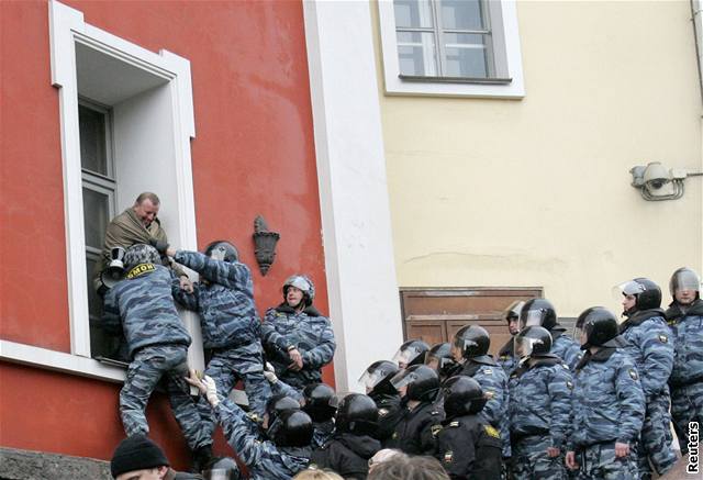 Podle organizátor protestovalo proti Putinovi pt tisíc lidí. Na Rusko je to hodn