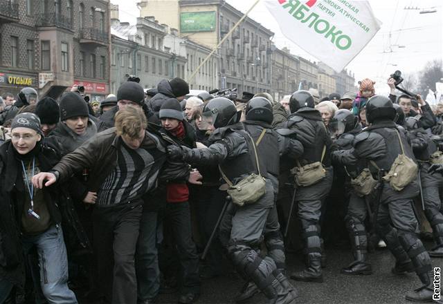 Podle organizátor protestovalo proti Putinovi pt tisíc lidí. Na Rusko je to hodn