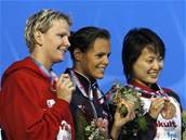 Plavání: Manaudouová se raduje z medaile