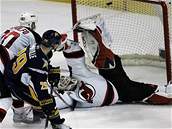 Buffalo - New Jersey: Brodeur inkasuje gól