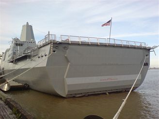 Mohutn vyklpc z USS New Orleans, kterou vyplouvaj vyloovac vznedla nebo lod