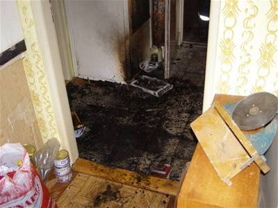 Uvnit bytu hasii zjistili, e mu pálil staré rádio.