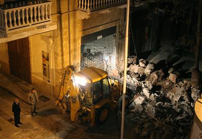 Buldozer odstrauje ást zdi rozdlující Nikósii