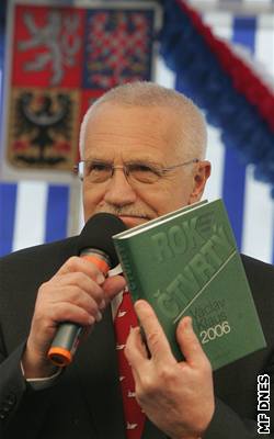 Prezident Klaus pedstavuje knihu, ve které jsou i jeho oste psané dopisy.