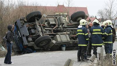 Silnici ve Zlatníkách u Prahy v nedli blokovalo est hodin pevrácené nákladní auto.