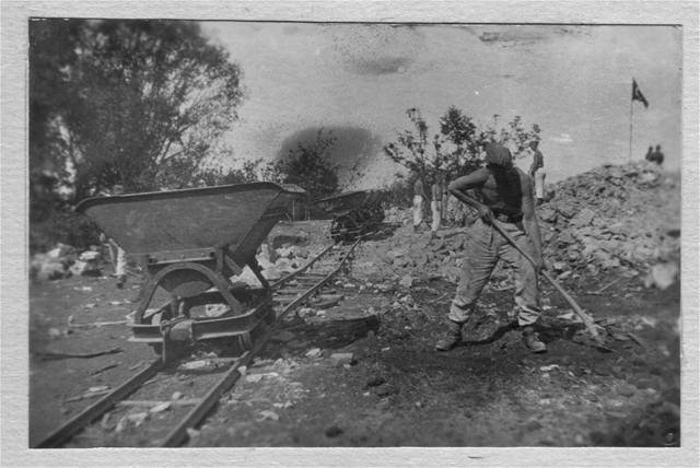 Fotografie z bourání Lidic v roce 1942