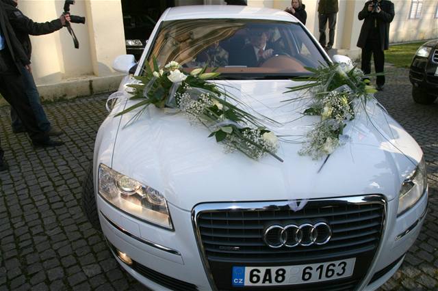Andreu Vereovou pivezla bílá limuzína Audi s kyticemi rí, frézií a královských lilií na kapot