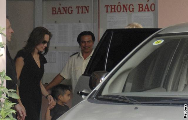 Angelina Jolie se synem Madoxxem opoutí sirotinec v Tam Binh v Ho i Minov Mst, kde si adoptovala dalí dít