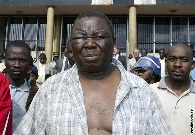 Tsvangirai se tradin hlásí k nenásilí, ale na sluebn mu to nepomohlo