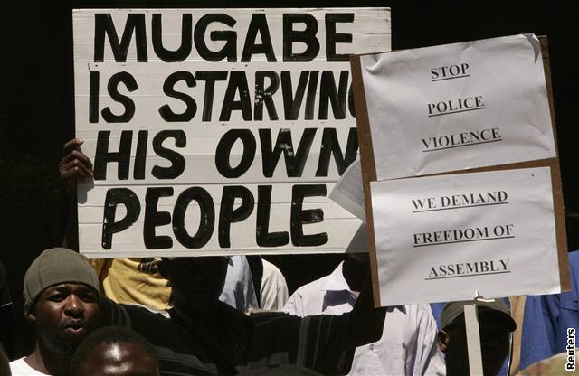 Tsvangirai se tradin hlásí k nenásilí, ale na sluebn mu to nepomohlo