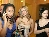 Taána Kuchaová se svými spoluakami na maturitním plese, vlevo stojí zpvaka Janika Koláová, která na sebe upozornila ve druhé ad soute esko hledá Superstar