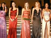 benefiní akce v hotelu Praha - modelky (zleva) Lilian Sarah Fisherová, Radka Kocurová, Michaela Wostlová, Petra Macháková a Agáta Hanychová
