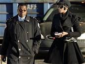 Naomi Campbellovou si po p�íjezdu do práce p�evzal jeden z ú�edník� komunálních slu�eb 