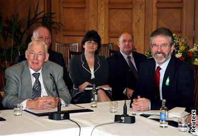 U jednoho stolu. éf unionist Ian Paisley (vlevo) s pedsedou Sinn Féin Gerry Adamsem