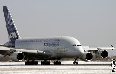 Airbus zatím vyel i pes problémy posledních msíc a zpodní s obím letadlem A380 ze souboje s Boeingem vítzn.
