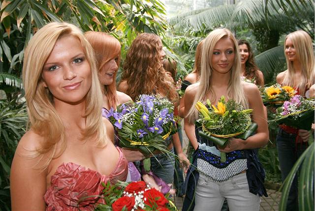 Soa Dedíková na setkání s finalistkami Miss R v Botanické zahrad