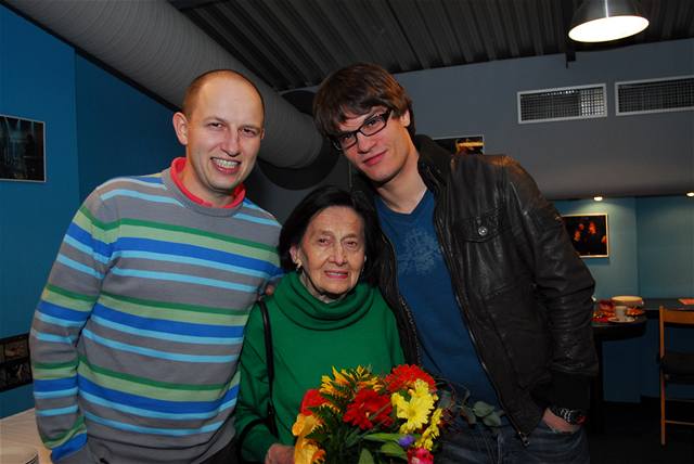 Sté vydání poadu Uvolnte se, prosím - synové Jana Krause Marek (vlevo) a David (vpravo) s babikou Boenou