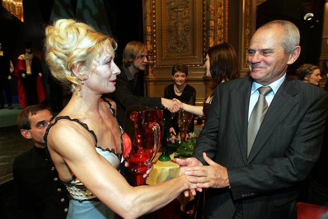 Vilma Cibulková se s Milanem Kakem zdraví pi Tháliích 2006, te by s ním mla trávit as pi natáení nového seriálu o koních.
