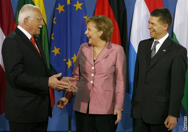 Václav Klaus se v Berlín vítá s kanclékou Angelou Merkelovou a jejím manelem. Úsmvy jsou upímné