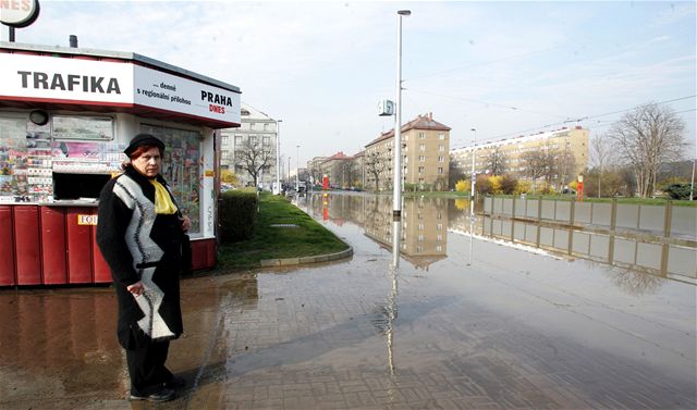 Sokolovskou ulici zaplavila voda, tramvaje jezdí jinudy.