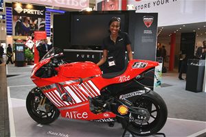 CeBIT - hosteska s motorkou Ducati