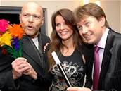 Marek Va�ut vy�aroval za asistence Pavla Ko�í�ka modelce Martin� Dvo�ákové kv�tinu