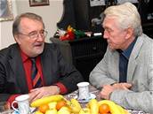 Moderátor Eduard Hrube s Jiím Krampolem v Divadle kouzel 
