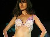 Modelka pedvádí podprsenku v cen tyiceti tisíc dolar bhem módního festivalu v Singapuru