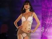 Modelka pedvádí podprsenku v cen tyiceti tisíc dolar bhem módního festivalu v Singapuru