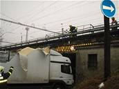 Pod elezniním mostem v Ostrav uvízl kamion