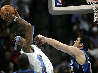Denver - Dallas: Carmelo Anthony stílí