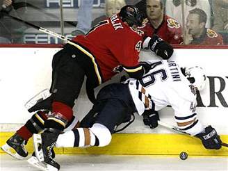 Calgary - Edmonton: Hamrlík atakuje Stortiniho 