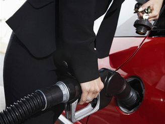 Cena nafty vyskoila o ticet halé výe, podle ekonom se budou ceny benzinu v následujících týdnech jet mírn zvedat.