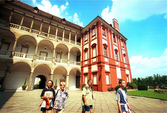 Renesanní zámek Opono patí k nejnavtvovanjím památkám v Královéhradeckém kraji.