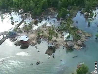 ádní tichomoské tsunami - Po niivé vln bylo tináct vesnic zcela smeteno.