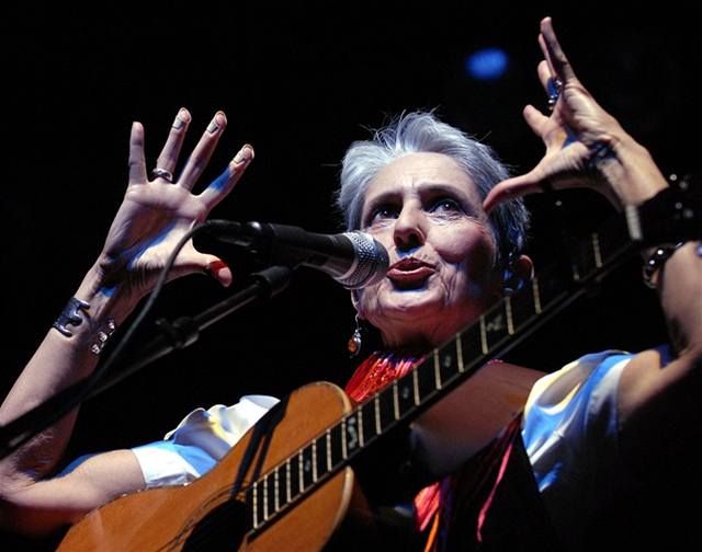 Folková písnikáka Joan Baez pózovala pro objektiv MF DNES krátce po generálce koncertu k Listopadu 1989.