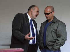 Pavel Šrytr (vpravo) se svým obhájcem Jaroslavem Beldou u soudu v Semilech