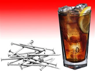 Podle některých legend rozpustí Coca Cola i hřebík.