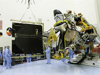 Montáž sondy Mars Reconnaissance Orbiter