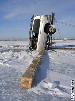 Bajkal pohbil pod ledem osm aut, dva lidé zemeli