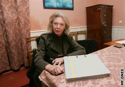 Hrabnka Kristina Colloredo-Mansfeldová na zámku v Opon podepsala pedávací protokol