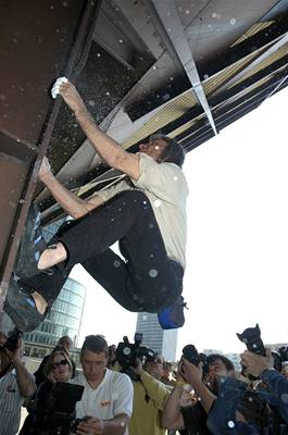 Spiderman Alain Robert leze na budovu Slovenského rozhlasu