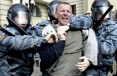 Policejní jednotky zatýkají místního vdce opozice Sergeje Gulajeva.