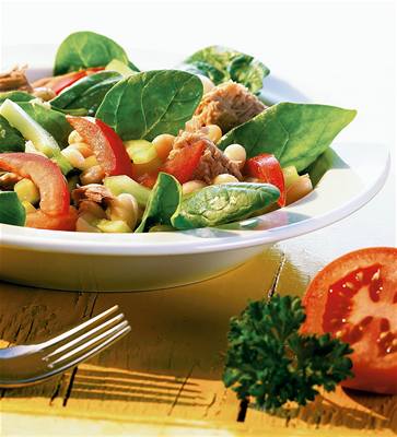 Tuákový salát se penátem, zeleninou a bílými fazolemi