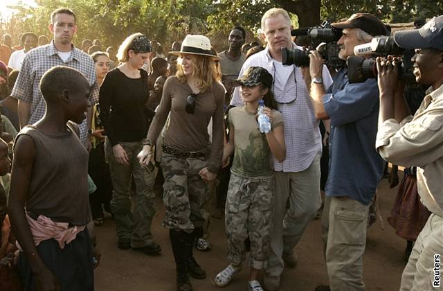 Madonna s dcerou Lourdes navtívila africkou vesnici Gumulira ve stát Malawi 