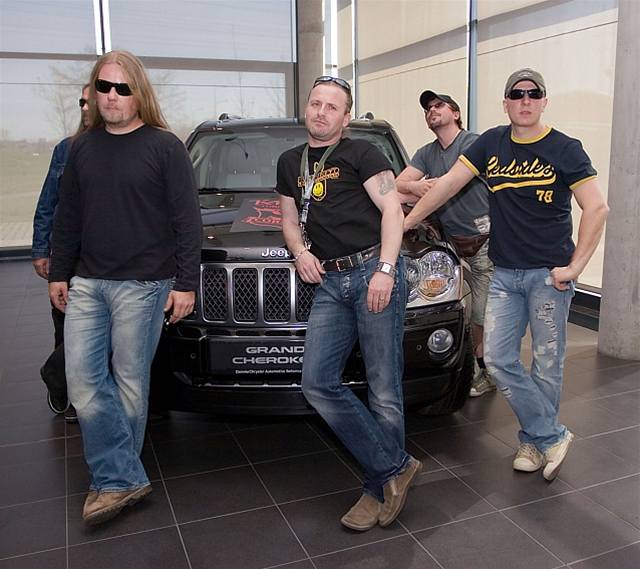 Skupina Kabát u píleitosti pevzetí voz Jeep pro svou koncertní ru s názvem Corrida Tour 