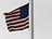 Americk vlajka je na storu Bleho domu ve Washingtonu ztaen na pl erdi