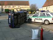 Zlodj aut v Plzni naboural do policejního auta
