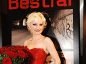 Bára Nesvadbová na premié�e filmu Bestiá�
