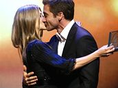Jake Gyllenhaal gratuluje Jennifer Anistonové k cen Vanguard Award 